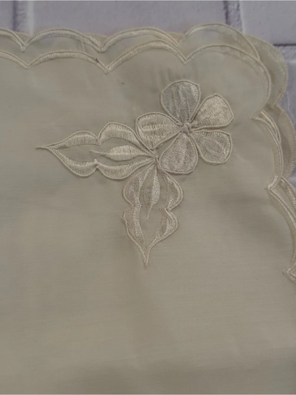 Set of 6 Vintage Ivory Embroidered Floral Linen Napkins 14x14 Scalloped Edge